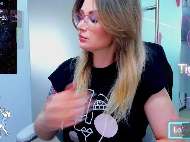 anyarosses from BongaCams