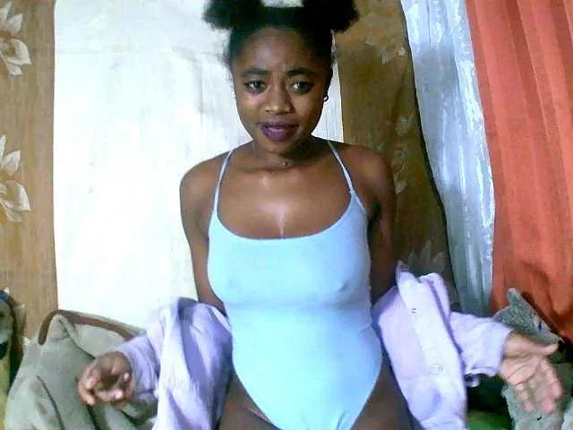 Honoratte from BongaCams