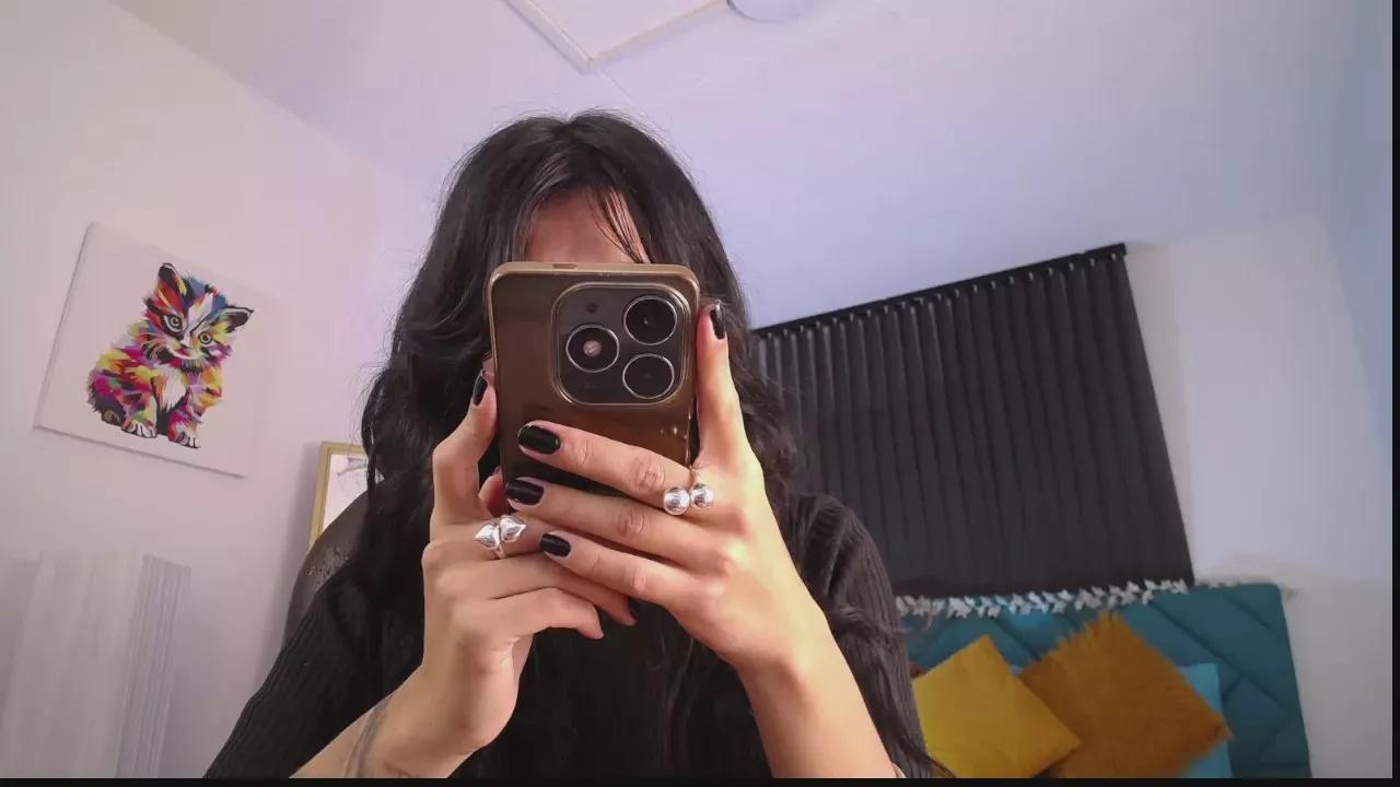 Bella_Poisonous from Cam4