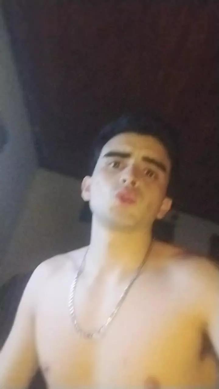 rodrigo3718 from Cam4