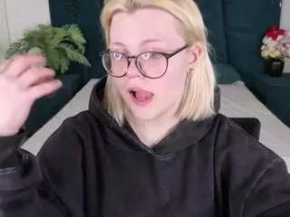 elielee from CamSoda
