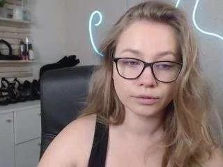 holly95love from CamSoda