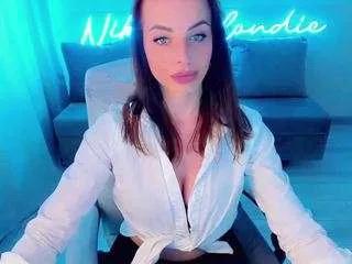 nikkiblondiee from CamSoda