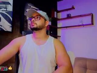 Andreww_brownn from Flirt4Free