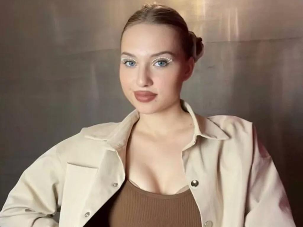 LynHerlan from LiveJasmin is Group