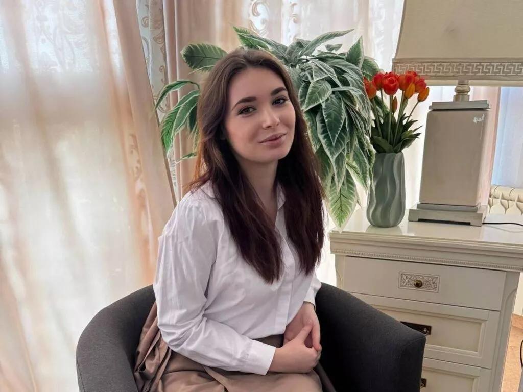 QueenieHails from LiveJasmin is Freechat
