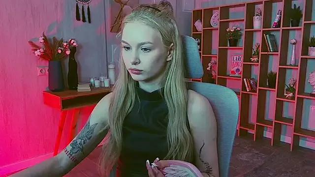 AvaDaviis from StripChat is Freechat