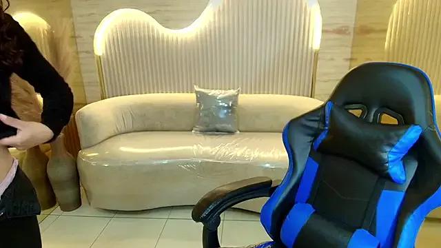 emilia_r from StripChat is Freechat