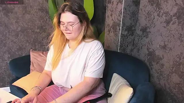 Evelyn_Harmony from StripChat is Freechat