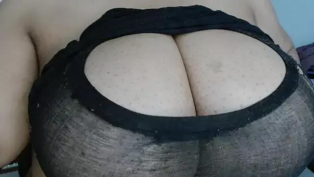 Hugetittiesxx2 from StripChat is Freechat