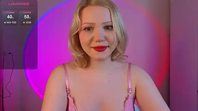 kitty_holly from StripChat is Freechat