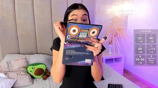 leaahcashh from StripChat is Freechat