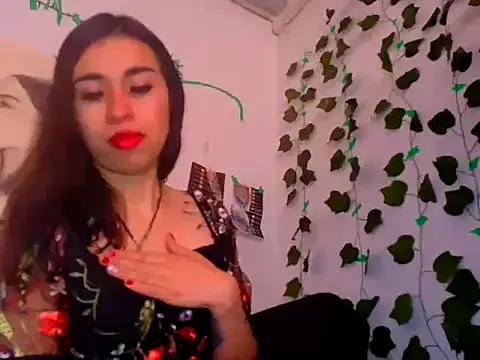 lucywhite13 from StripChat is Freechat