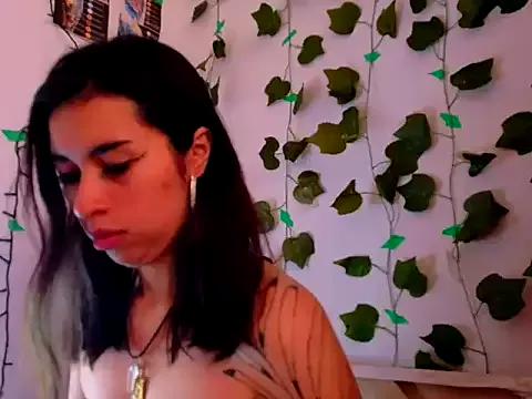 lucywhite13 from StripChat is Freechat