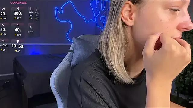 LunaShelter from StripChat is Freechat