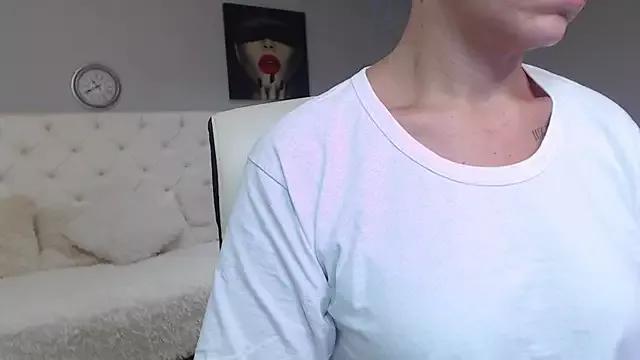MayaWeisss from StripChat is Freechat