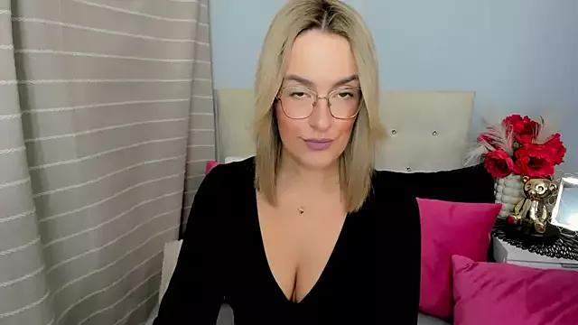 MollyFlowers from StripChat is Freechat