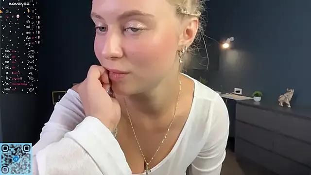 RadiantBliss from StripChat is Freechat