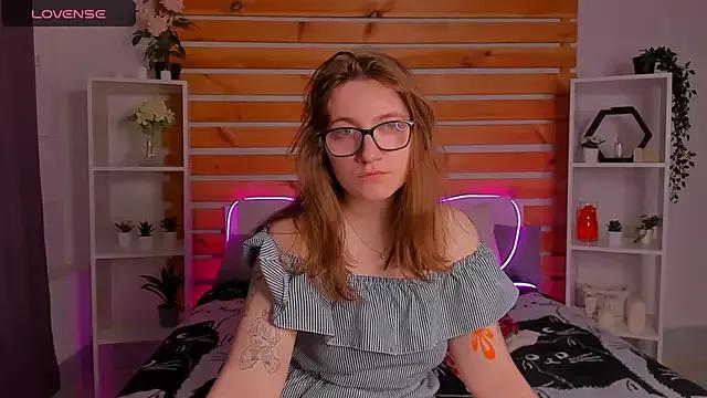 Tara_Grainn from StripChat is Freechat