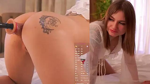 Veliee from StripChat is Freechat