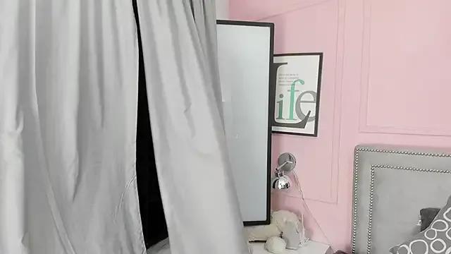 Violetta_Diamond_ from StripChat is Freechat