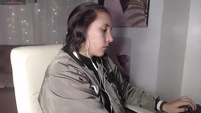 xlunna from StripChat is Freechat