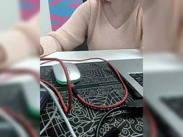 Offline Angelinamik on BongaCams