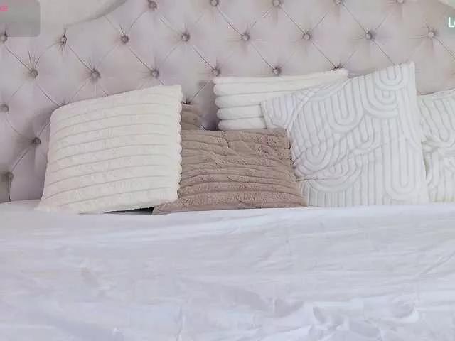 Offline BlondieAnnia on BongaCams