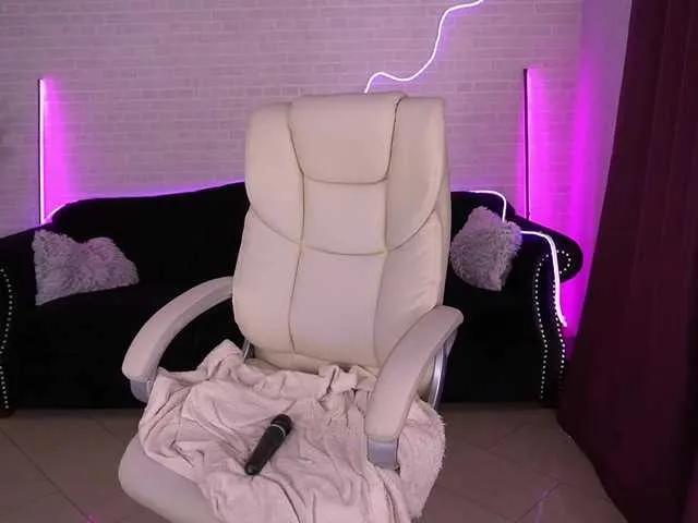 Offline DaenerysDaen on BongaCams