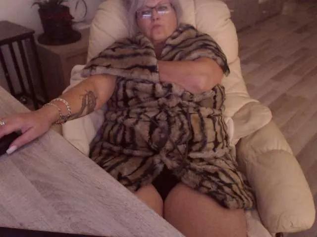 Offline DivineBlond on BongaCams