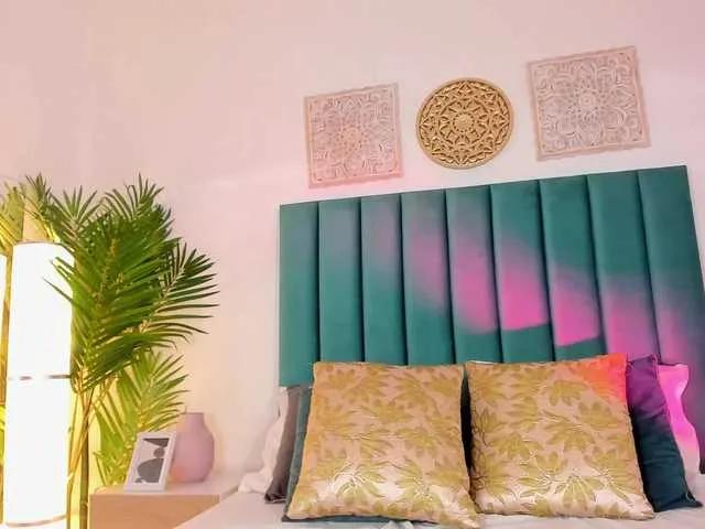 EmaaTaylor — I love when a men help me and make me feel all my body hot, im a good girl in the sex but i love when my juice have off and can i help a good men whit all he milk and put all in my pretty face 