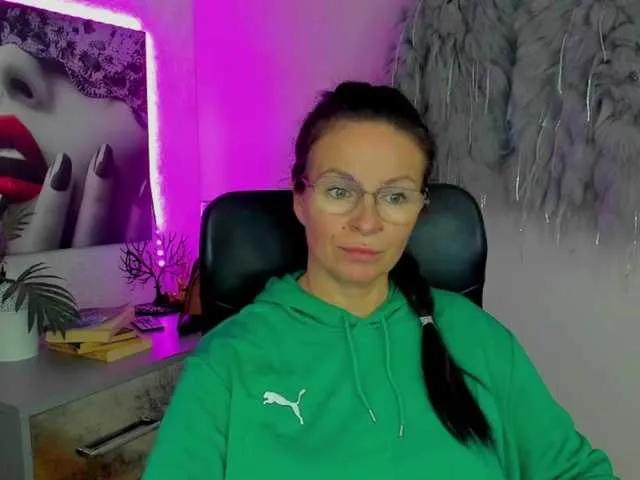 Offline HelenSHOW1 on BongaCams