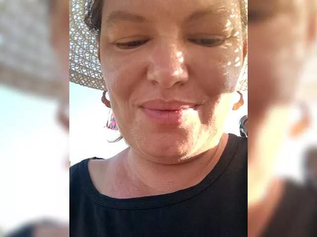 Offline Juliamad on BongaCams