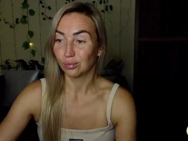 Jullyblondkiss on BongaCams 