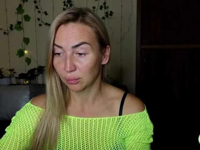 Jullyblondkiss on BongaCams 