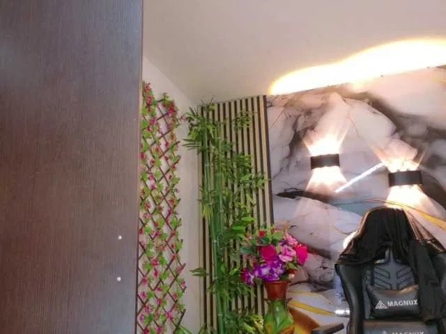 Offline lararoberts1 on BongaCams