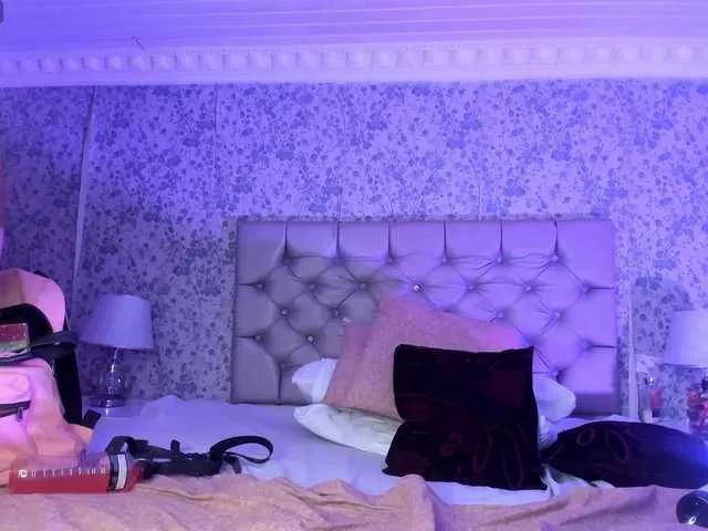 BongaCams LunaDuquee is Freechat LunaDuquee — I am lit by intense looks, conversations with mischief and chemistry that feels without saying a word. I enjoy the game of seduction, complicity and that mixture of mystery with confidence that makes everything more intense.