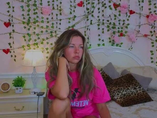 Offline LunaRishi on BongaCams