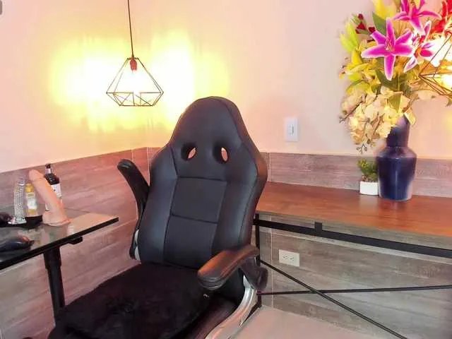 Offline LussieWillow on BongaCams