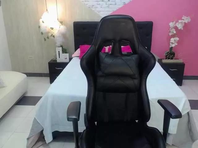 Offline misshoney1 on BongaCams