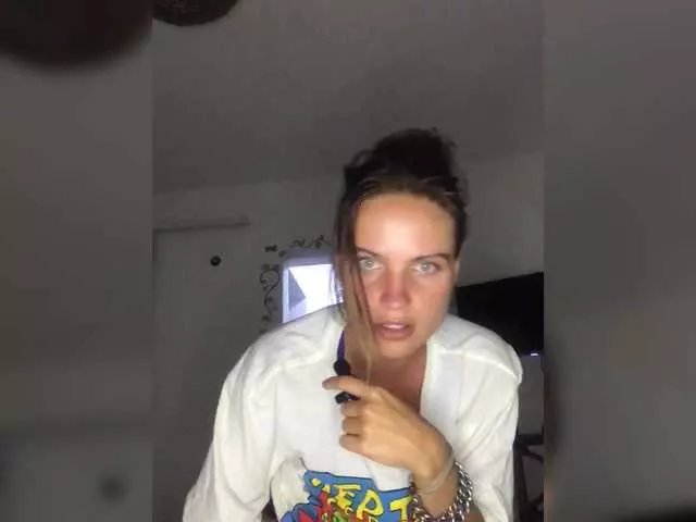 Freechat REALMEANTINA on BongaCams