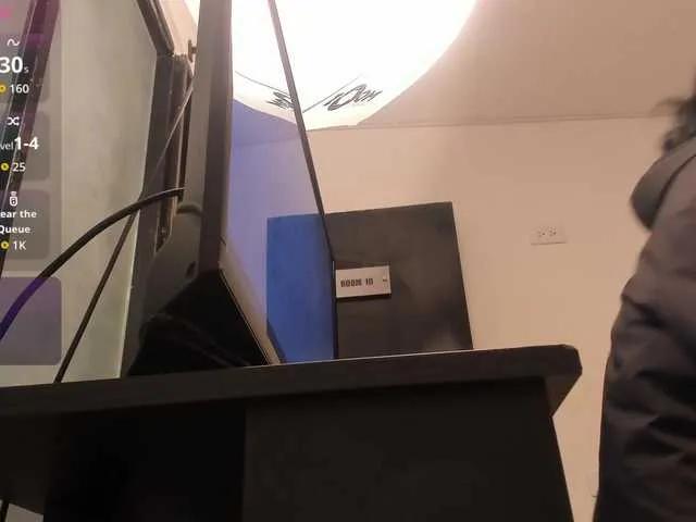 TiffanyBecker — good manners & confidence

eye contact and slow teasing

genuine compliments (not copy-paste)

generous tippers who value the moment

people who know how to enjoy the build-up

a little mystery and playful tension