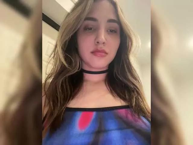 Freechat YoloLove on BongaCams