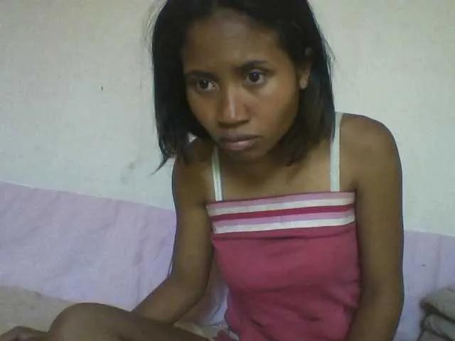 Offline YoungNatie on BongaCams