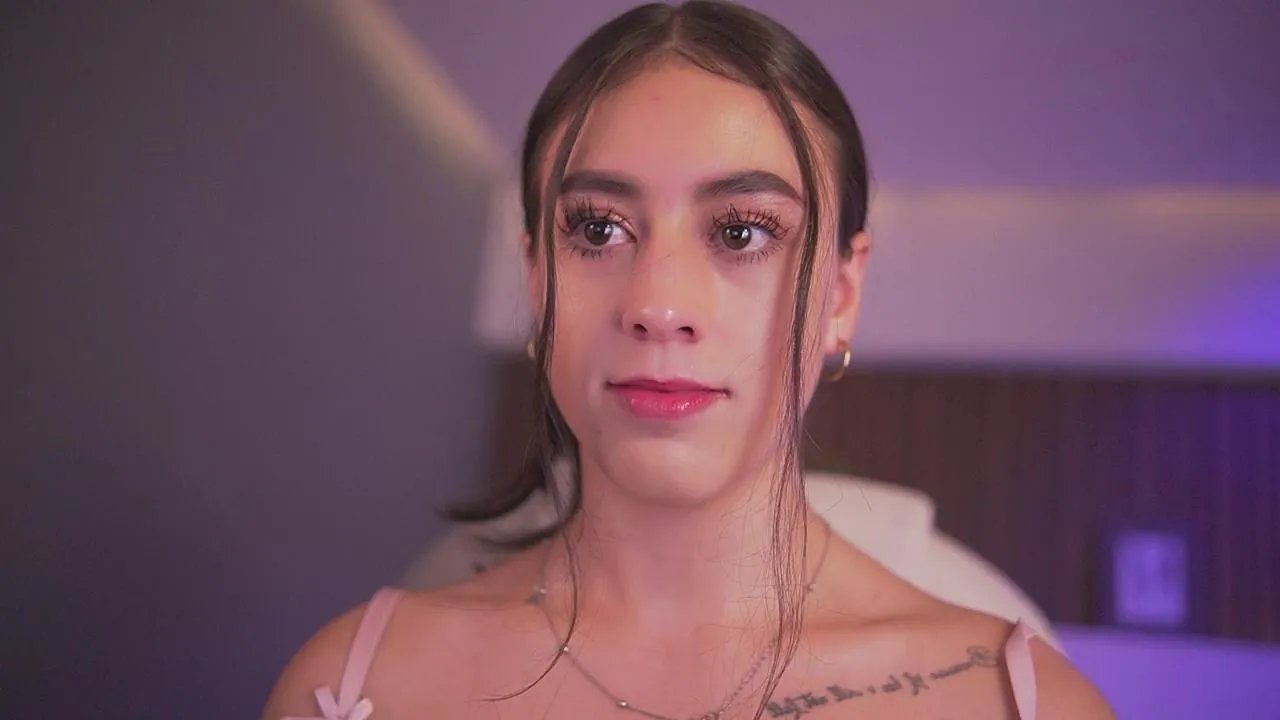 Saracollins1 on Cam4 