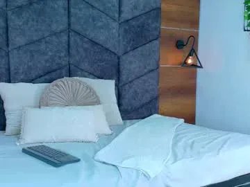 Freechat ririibrunette__ on Chaturbate