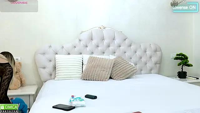 AniaKarenina on StripChat