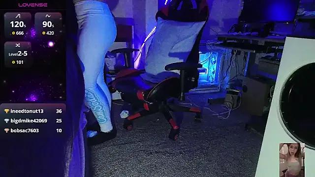 Freechat Blondiewithanass on StripChat