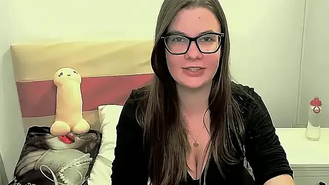 Freechat CarolineFlirt on StripChat