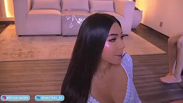 Dakota_Lee on StripChat